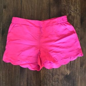 Scalloped elastic shorts